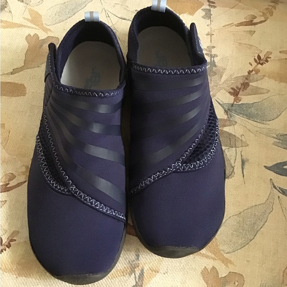 JBU Sport 6M Mermaid III Water Shoes
Blue, hook and loop closure